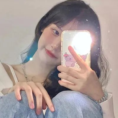 玻璃橱窗中的姑娘